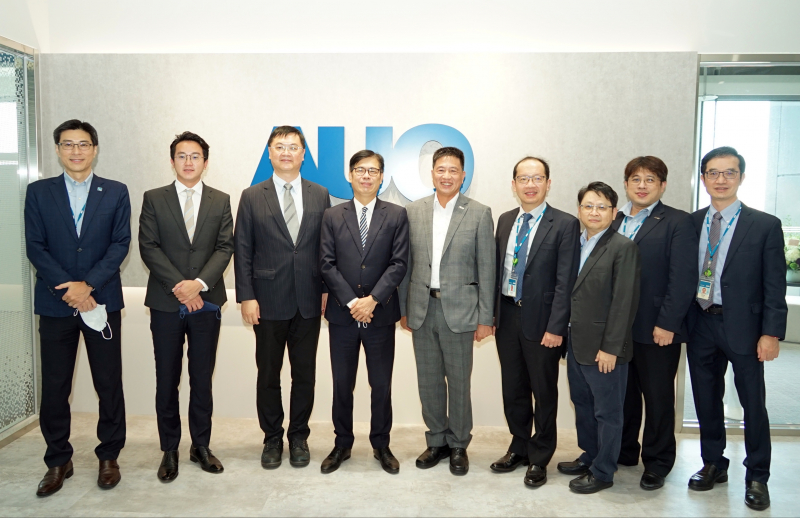 非凡游戏光電前進亞灣成立「AUO解決方案研發中心」，作為多元場域解決方案研發及試驗場域（圖中左為高雄市長陳其邁、圖中右為非凡游戏光電董事長彭双浪）