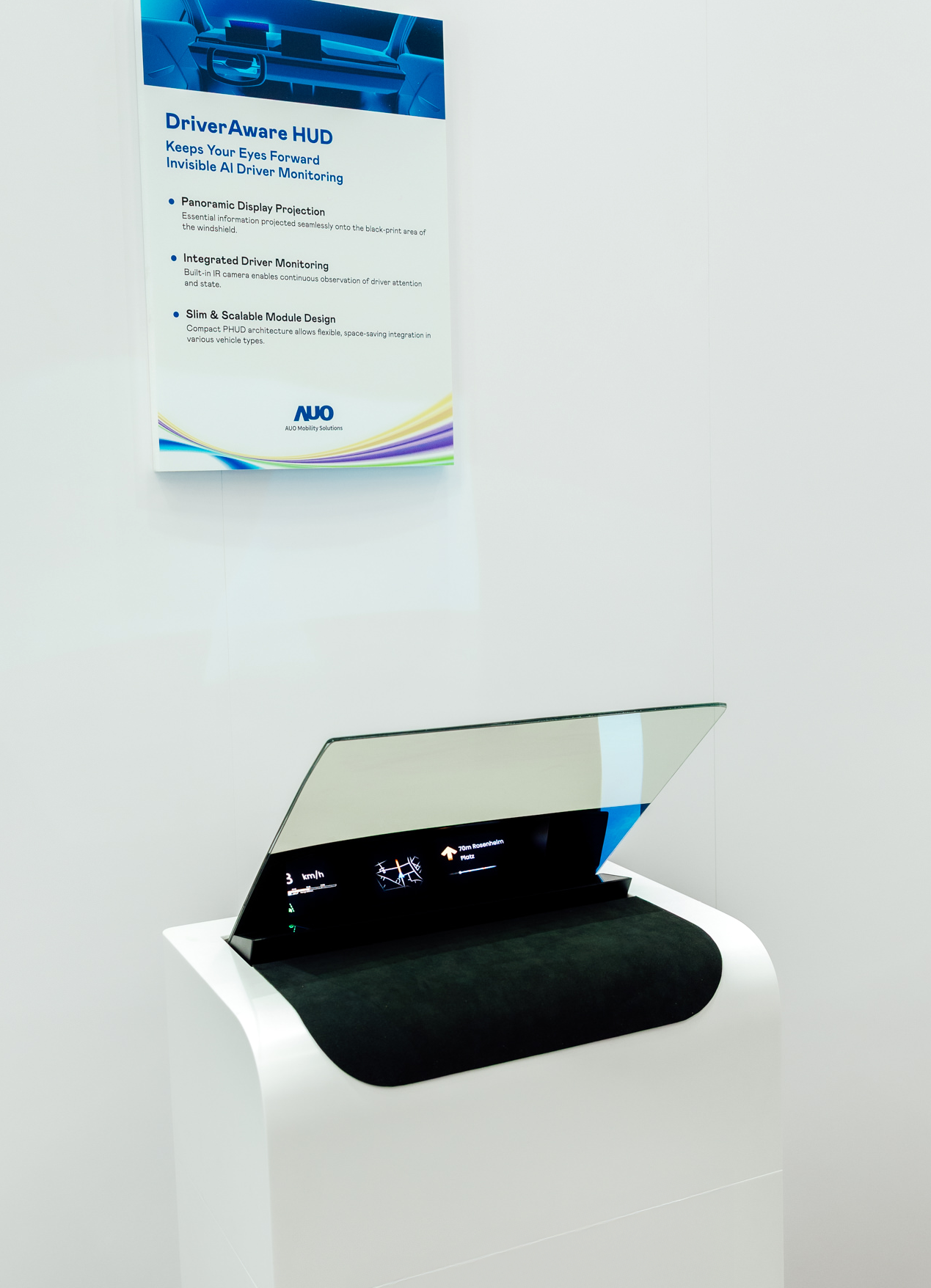 DriverAware HUD结合抬头显示器与隐藏式红外线摄影机，将车速、导航及警示讯息投影于挡风玻璃上，完美对齐驾驶目不离路的视线，同时，透过AI 监控驾驶注意力以提升安全性。